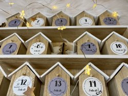 ADVENTI NAPTÁR matricák 30 mm (24+8 db) - Karácsonyi